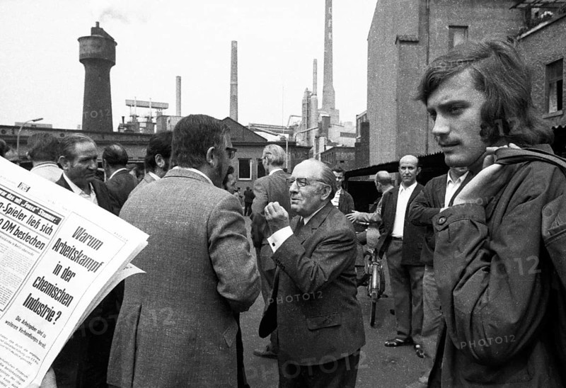 Strike by the Chemical, Paper and Ceramics Workers' Union begins in Cologne on 8.6.1971 with large rally, striking factories and strike demonstration, Germany, Europe