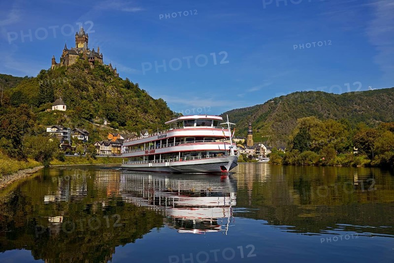 Passenger boat on the Moselle with Reichsburg Castle, Cochem, Rhineland-Palatinate, Germany, Europe