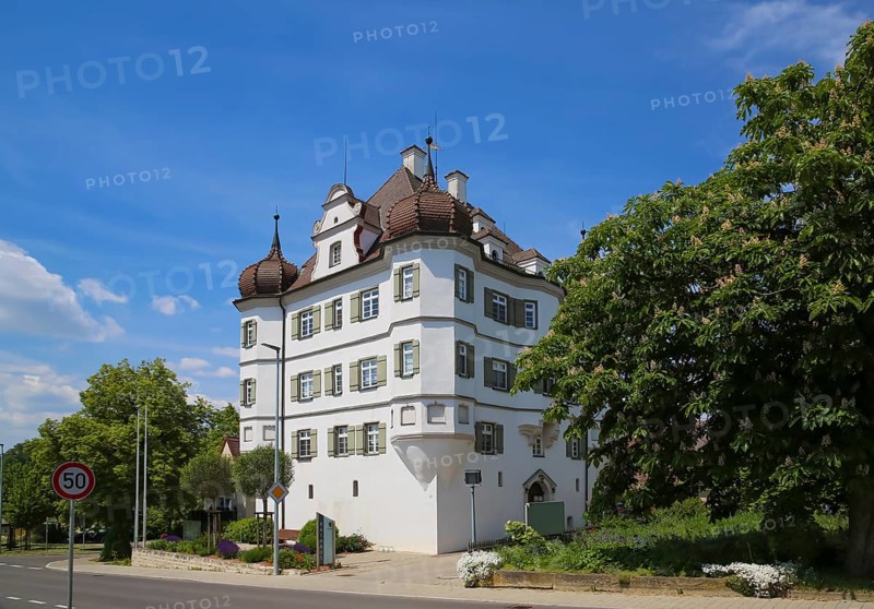 Bernstadt Castle, today municipal administration and local history museum, symmetrical baroque building, historical building, architecture, white facade, windows, turrets, shutters, roof tiles, alleyway, Schmiedgasse, Bernstadt, Baden-Württemberg, Germany, Europe