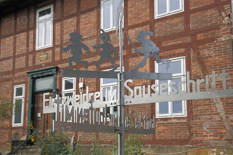Max and Moritz with Schneider Böck in front of the Wilhelm bush House Museum with inscription one two three in a rush, runs the time we run with, figures, comedy, Mechtshausen, Seesen, Harz, Lower Saxony, Germany, Europe