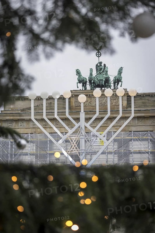 Chanukka Leuchter am Brandenburger Tor