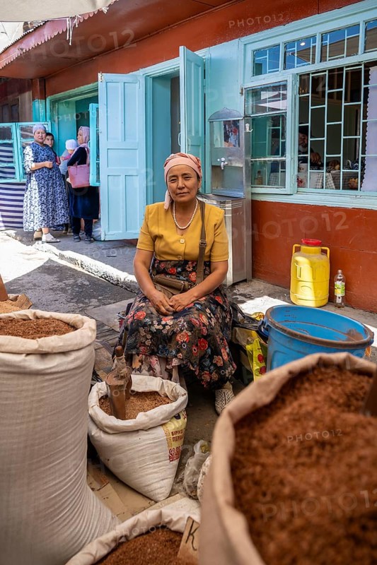 Vendor selling spices, market stall, Uzgen Bazaar, Ösgön, Osh region, Kyrgyzstan, Asia