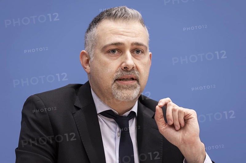 Dr. Max Markus Mutschler, Vors. der Fachgruppe Ruestungsexporte der GKKE, aufgenommen im Rahmen einer Bundespressekonferenz zum Ruestungsexportbericht 2023 der Gemeinsamen Konferenz Kirche und Entwicklung, in Berlin, 12.12.2023