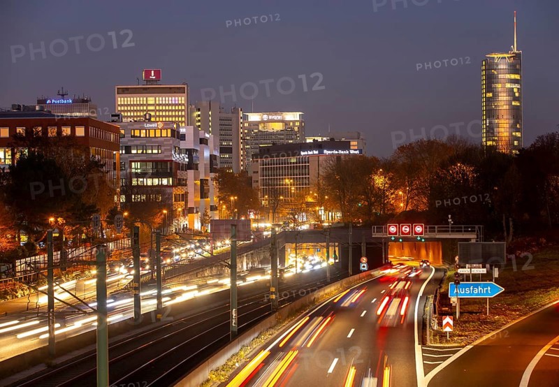 Motorway A40, Ruhrschnellweg, in Essen, route through the city centre, is affected by a possible diesel driving ban, Skyline, Essen, North Rhine-Westphalia, Germany, Europe