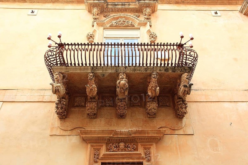 Old town of the late Baroque city of Noto in the Val di Noto, balcony at Palazzo Nicolaci di Villadorata, Syracuse Province, UNESCO World Heritage Site, Sicily, Italy, Europe