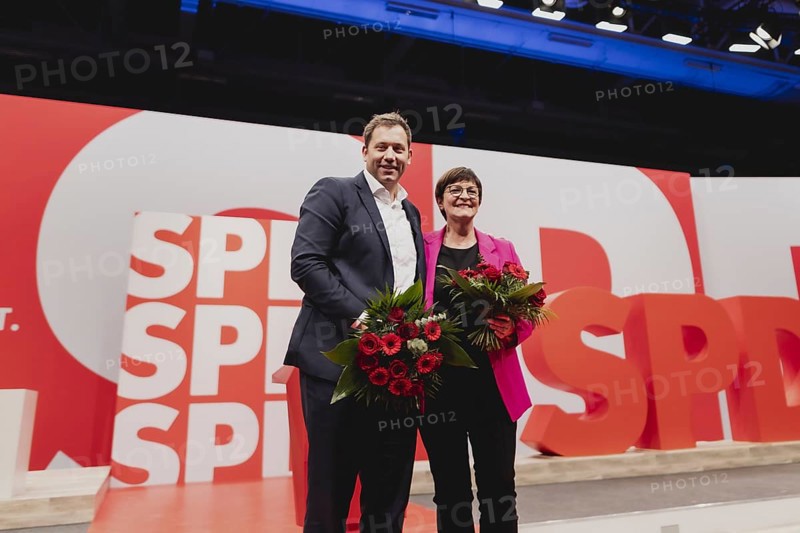 (L-R) Lars Klingbeil, SPD-Parteivorsitzender, und Saskia Esken, Bundesvorsitzender der SPD, aufgenommen unmittelbar nach der Wiederwahl der Parteivorsitzenden im Rahmen des Bundesparteitages der Sozialdemokratischen Partei Deutschland (SPD) in Berlin, 08