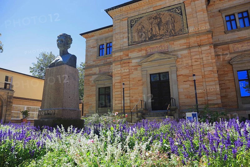 The Villa Wahnfried, Haus Wahnfried, former home of Richard Wagner, in front of it the bustle of Ludwig II, Bayreuth, Upper Franconia, Bavaria, Germany, Europe