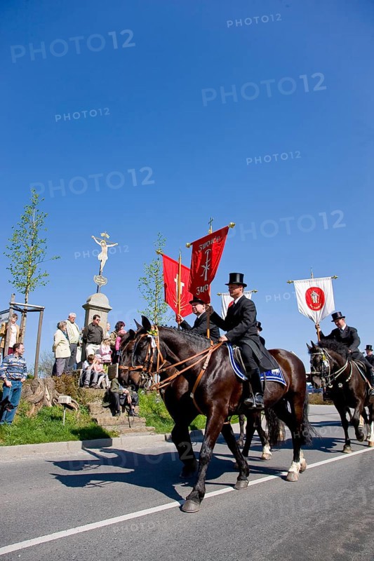 Every year at Easter there are about 5 processions in Lusatia, each with about 200 riders. The Catholic Church continues old Sorbian rites here. Thousands of spectators watch the impressive cavalcades