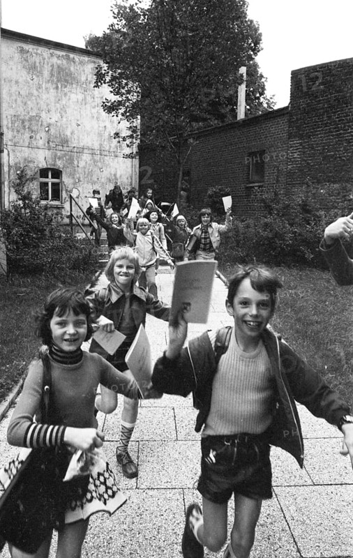 The start of the big holidays and the report cards thrill children at the primary school on 24.7.1974 in Dortmund-Oespel, Germany, Europe