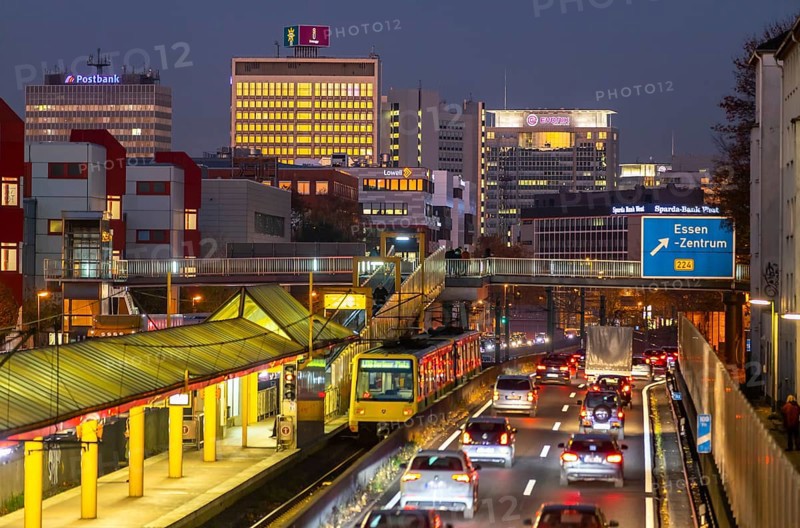 Motorway A40, Ruhrschnellweg, in Essen, route through the city centre, is affected by a possible diesel driving ban, Skyline, Essen, North Rhine-Westphalia, Germany, Europe
