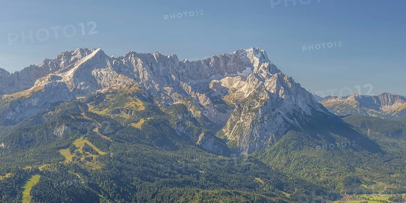 Panorama from Wank, 1780m, onto the Wetterstein Mountains with Alpspitze 2628m, Jubiläumsgrat and Zugspitze 2962m, Werdenfelser Land, Upper Bavaria, Bavaria, Germany, Europe