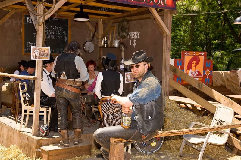 The Karl May Festival has been held every year since 1991 on a weekend in May in Lössnitzgrund Radebeul in memory of the writer Karl May. Around 30, 000 guests attend the festival every year