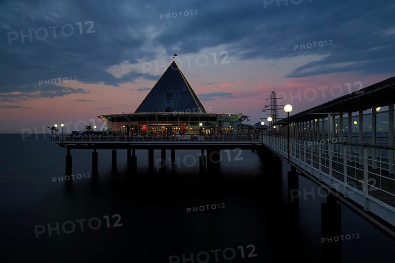 Illuminated pier Heringsdorf at dusk, long exposure, Baltic resort Heringsdorf, Usedom, Mecklenburg-Western Pomerania, Germany, Europe