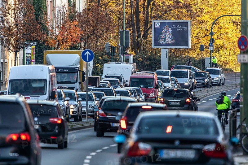 Gladbecker Straße in Essen, B224, inner-city street in Essen heavily polluted by air pollution, part of a possible diesel driving ban zone in Essen, Essen, North Rhine-Westphalia, Germany, Europe
