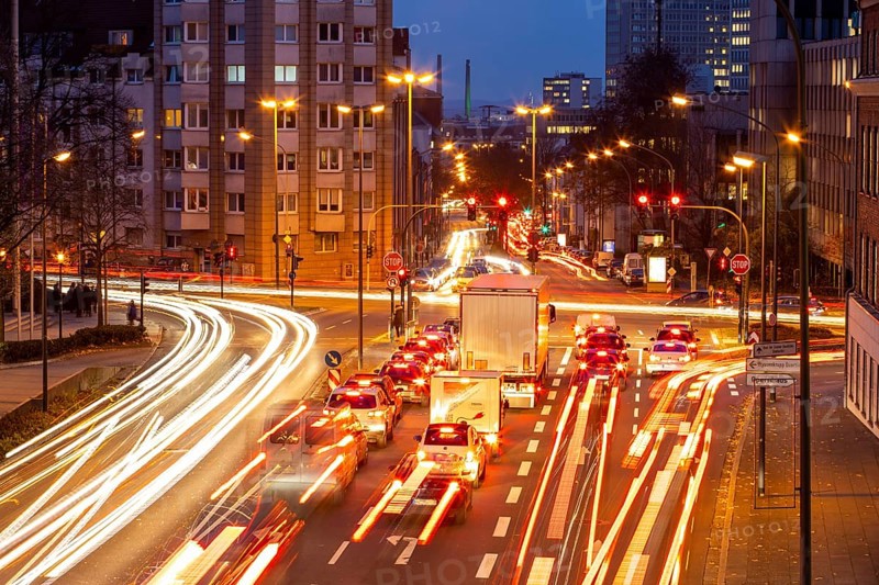 Evening city centre traffic in Essen, large intersection of Bismarckstrasse, B224, Friedrichstrasse and Hohenzollernstrasse, this area would also be affected by a diesel driving ban, Essen, North Rhine-Westphalia, Germany, Europe