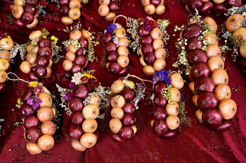 Market stall with onion plaits, traditional harvest jewellery, onion market, Bern, Canton of Bern, Switzerland, Europe