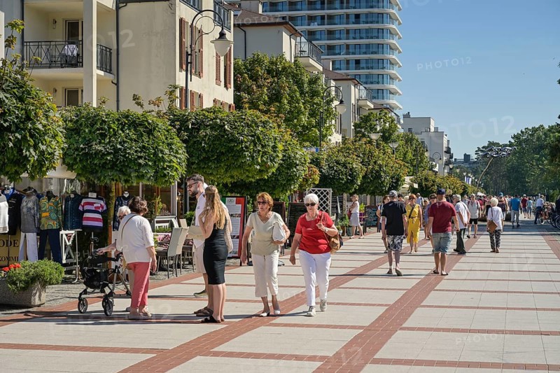 Holidaymaker, beach promenade, Swinoujscie, West Pomeranian Voivodeship, Poland, Europe