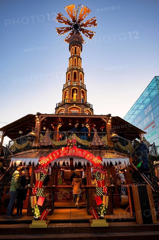 Christmas pyramid, party location, art museum, cube, Christmas market, Schlossplatz, Stuttgart, Baden-Württemberg, Germany, Europe