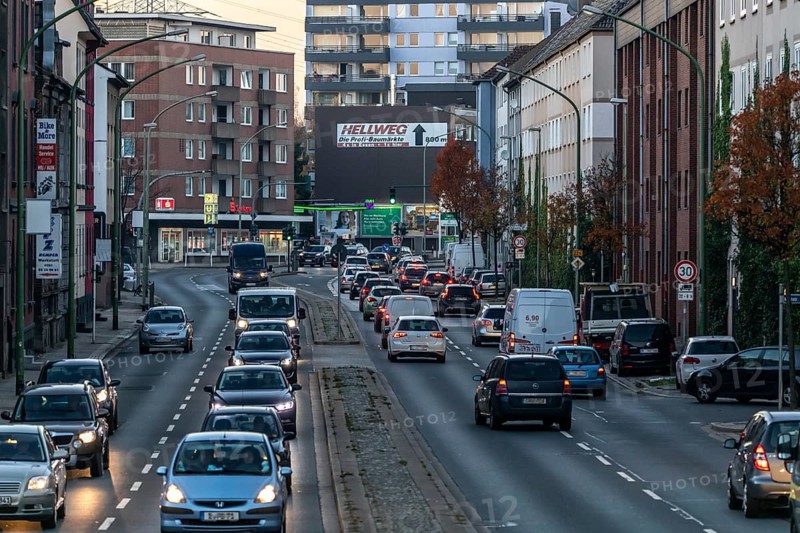 Gladbecker Straße in Essen, B224, inner-city street in Essen heavily polluted by air pollution, part of a possible diesel driving ban zone in Essen, Essen, North Rhine-Westphalia, Germany, Europe