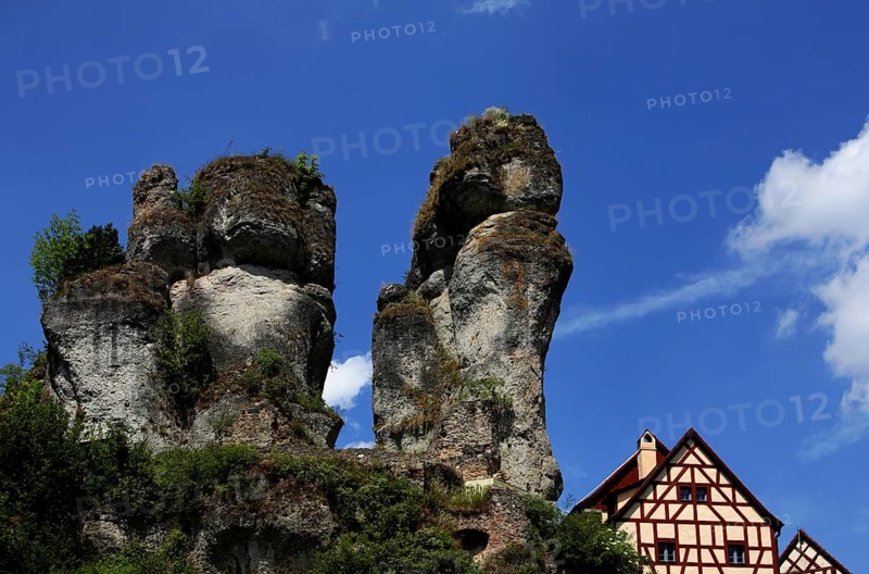 Felsburg and half-timbered house of the Franconian Switzerland Museum, former Judenhof, in Tüchersfeld in the Püttlach valley in Franconian Switzerland, Pottenstein, Bayreuth district, Upper Franconia, Bavaria, Germany, Europe