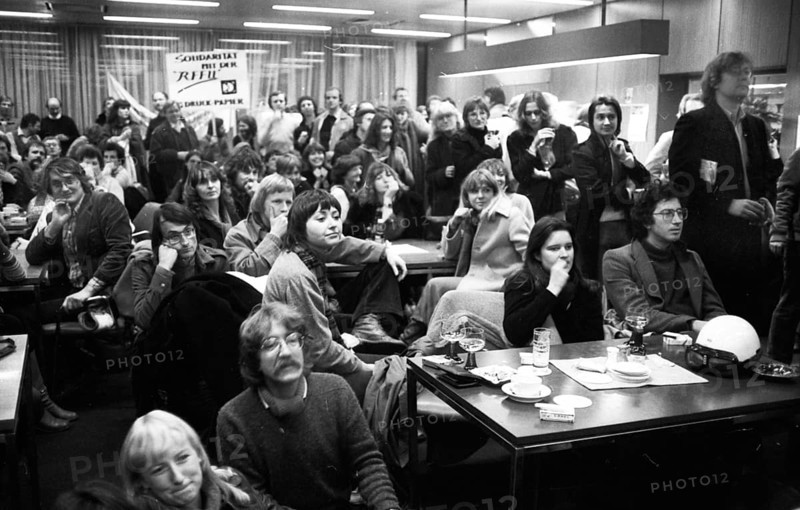 In the collective bargaining dispute of the RFFU (Rundfunk-Fernseh-Film-Union) in the printing and paper industry union, members of the RFFU met for a solidarity rally at the WDR headquarters in Cologne, Germany on 19 December 79