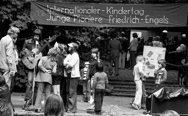 The children's parties of the Young Pioneers (JP) of the children's organisation of the DKP, modelled on the GDR, were intended to offer children entertainment during the holidays through sack races, egg races and all kinds of games and to give their parents ideas here on 31 May 1975 in Wuppertal, Cologne and Krefeld, Germany, Europe