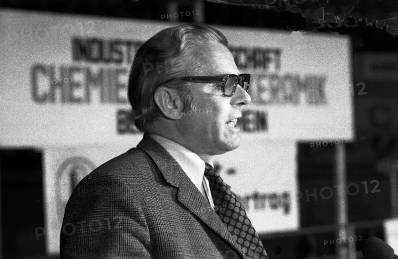 Rally of the chemical, paper and ceramics workers' union in the collective bargaining dispute on 16 June 1971 in the sports hall in Cologne. Karl Hauenschild (Chairman) (IG Chemie), Germany, Europe