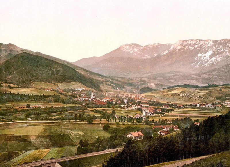 Semmeringbahn, Payerbach mit der Raxalpe, Steiermark, ehemals Österreich-Ungarn, heute Österreich, um 1890, Historic, digitally restored reproduction from a 19th century original, Semmering Railway, Payerbach with the Raxalpe, Styria, former Austro-Hungary, today Austria, 1890, Historic, digitally restored reproduction from a 19th century original