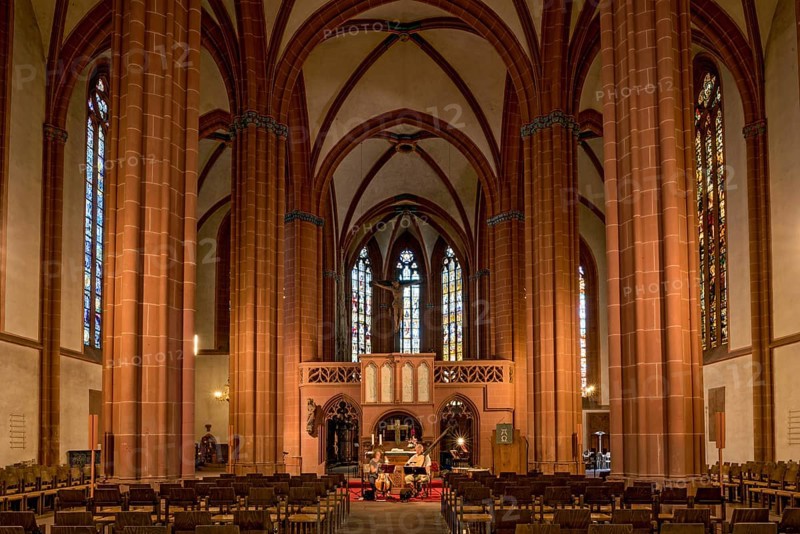 Church of Our Lady, Gothic hall church, interior, nave with cross vault, arcades, altar, rood screen, musicians rehearse for concert, Old Town, Friedberg, Wetterau, Hesse, Germany, Europe
