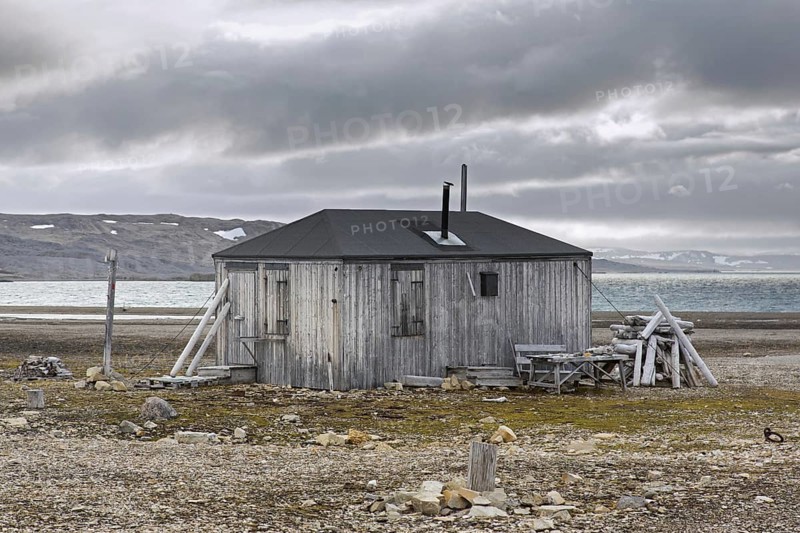 Wooden cabin at deserted 1950s Kinnvika Arctic research station, Murchisonfjord, Nordaustlandet, Svalbard, Spitsbergen, Norway, Europe