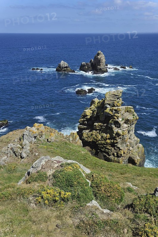 Sea stacks along the rocky coast at Cap de Sizun, nature reserve and bird sanctuary in Finistère, Brittany, France, Europe