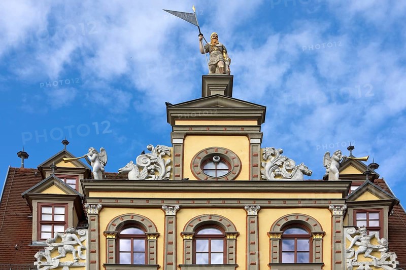Statue of a Landsknecht on the Haus zum Roten Ochsen, a very beautiful Renaissance building on the Fischmarkt, Erfurt, Thuringia, Germany, Europe