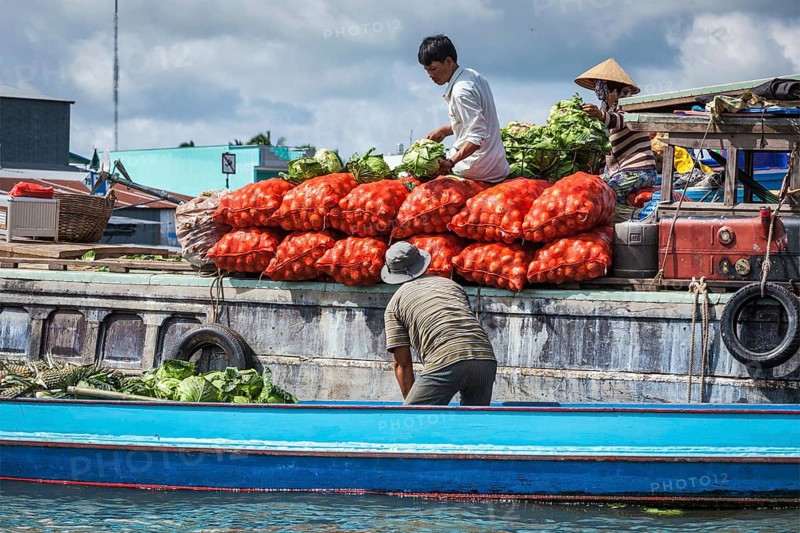 CAN THO, VIETNAM, 4 JUNE, 2011: Unidentified people at floating market in Mekong river delta. Cai Rang and Cai Be markets are central markets in delta and became popular tourist destination