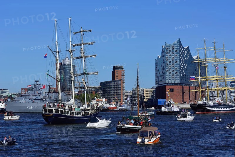 Europe, Germany, Hamburg, Elbe, harbour birthday, parade in front of the Elbe Philharmonic Hall, Hamburg's new concert hall, Hamburg, Hamburg, Federal Republic of Germany, Europe