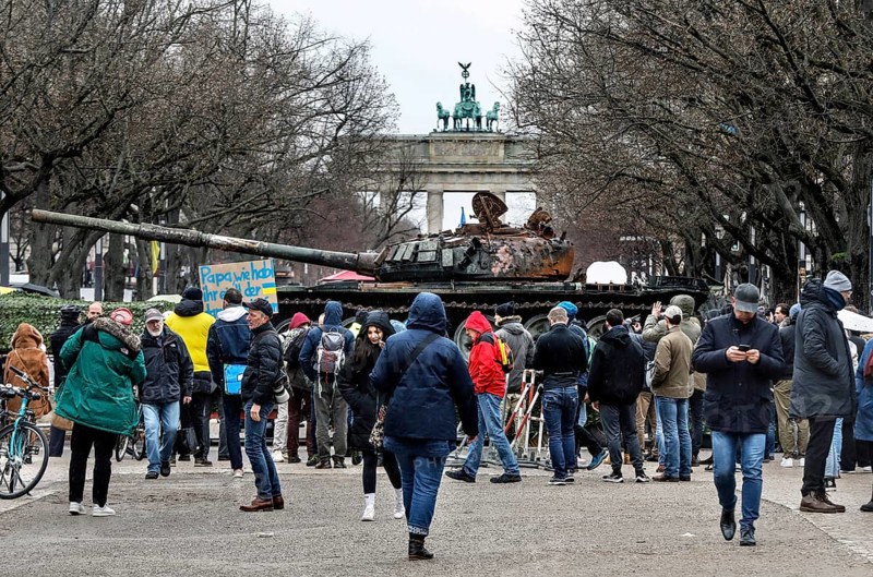 On the anniversary of the Russian war of aggression against Ukraine, a Russian T72 tank destroyed in Ukraine stands in front of the Russian embassy on Unter den Linden, Berlin, 24 February 2023