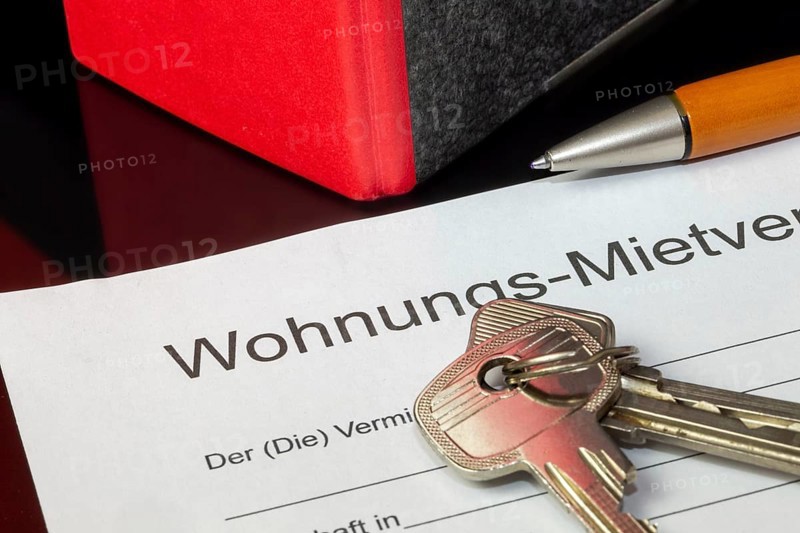 Symbolic image: Blank form of a rental agreement for a flat