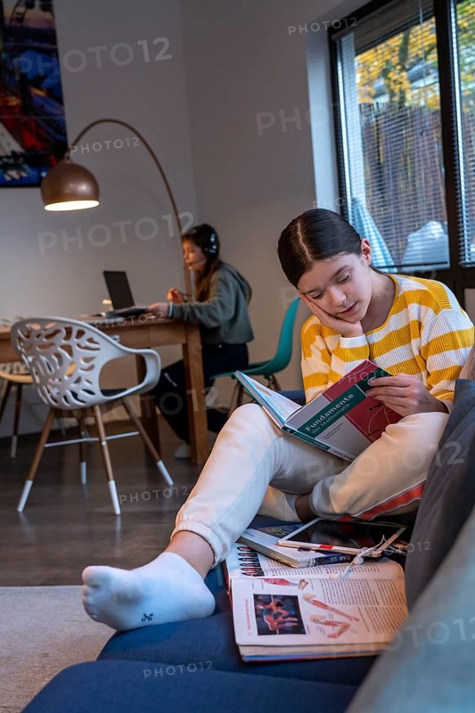 Homeschooling, 2 girls, sisters, 11 years old, learning at home, home learning, lessons at home, distance learning, chat with teachers and classmates via laptop, tablet PC, symbolic image