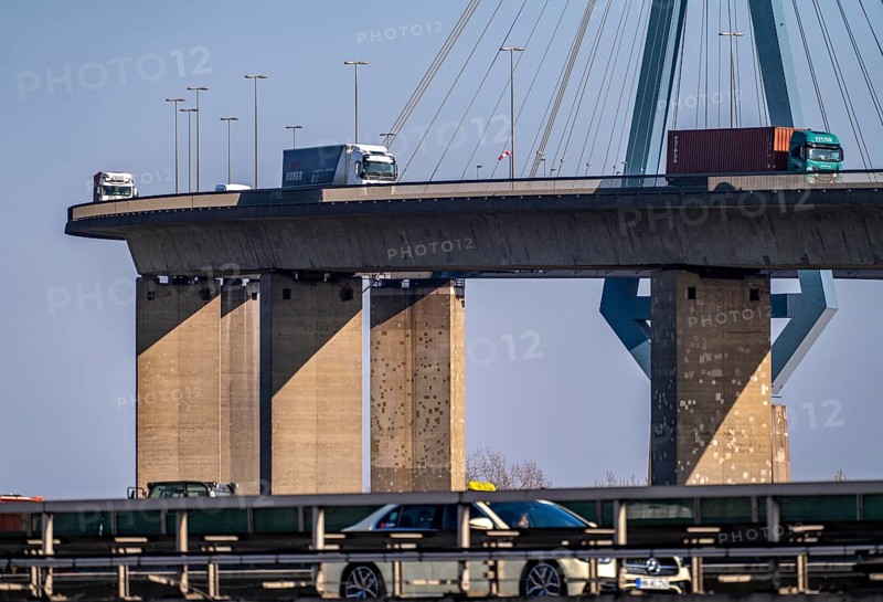 The Köhlbrand Bridge in the port of Hamburg, in front traffic on the A7 motorway, spans the 325 m wide Köhlbrand, an arm of the Süderelbe, the bridge is over 3600 metres long, 53 metres above the water, piers 135 m high, more than 30, 000 vehicles use the B3 bridge daily, important connection to the port, it is dilapidated, to be rebuilt, Hamburg, Germany, Europe