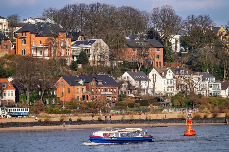 The Övelgönne district of Othmarschen, on the Elbe, Elbe beach, houses below the Elbchaussee, tour boat, Hamburg, Germany, Europe