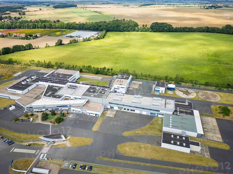 DEU/Saxony/Ebersbach The Saxon cannabis producer Demecan is now the first German company to be authorised to cultivate medicinal cannabis indefinitely under the new Cannabis Act. The company had been authorised to produce since 2019, albeit subject to conditions such as a maximum production quantity or regulated distribution. These conditions will now no longer apply, which will improve the supply situation for medicinal cannabis. The Federal Government Commissioner for Addiction and Drug Issues Burkhard Blienert and Health Minister Petra Köpping took a tour of the production facility to find out more about the production of medicinal cannabis., Federal Drug Commissioner Burghard Blienert and Health Minister Petra Köpping visit Saxon cannabis producer Demecan, Ebersbach, Saxony, Germany, Europe