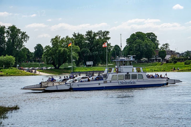 Rhine ferry Urdenbach-Zons, on the Urdenbachen Kämpe, Lower Rhine cultural landscape, Düsseldorf, North Rhine-Westphalia, Germany, Europe