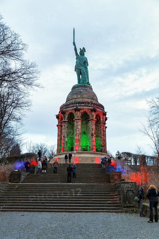 Pedestrians in front of Hermannsdenkmal, illuminated, dusk, Teutoburg Forest, Detmold, North Rhine-Westphalia, Germany, Europe