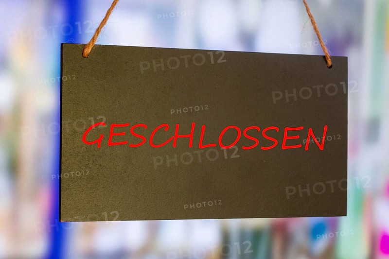 Sign with the notice closed on a shop window (Composing)