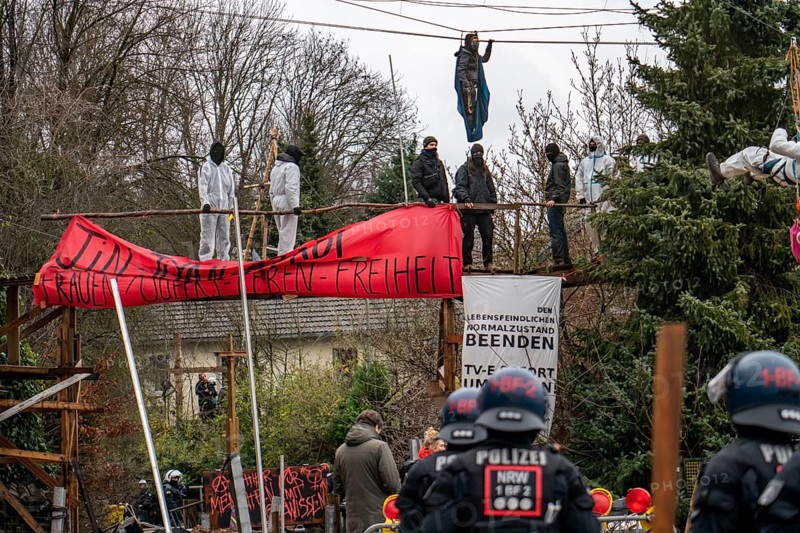 Beginning of the eviction of the Lützerath hamlet, camp of climate activists and squatters, at the Garzweiler 2 opencast lignite mine, by the police, Erkelenz, North Rhine-Westphalia, Germany, Europe