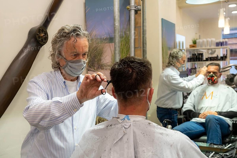 Hairdressing salon in Essen-Rüttenscheid, first customer after 6 weeks, shop closed due to Corona, hairdresser and customer with mouth-nose protection, breathing mask, distance regulation, Essen, North Rhine-Westphalia, Germany, Europe