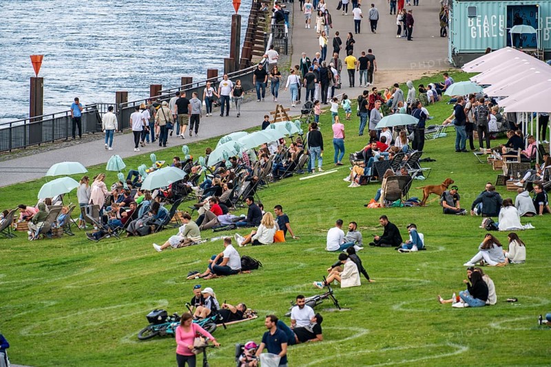 Düsseldorf on the Rhine during the corona crisis, corona circles, to comply with the distance rules, the contact bans, keeping distance is mostly observed, despite many walkers, effects of the corona crisis in Germany