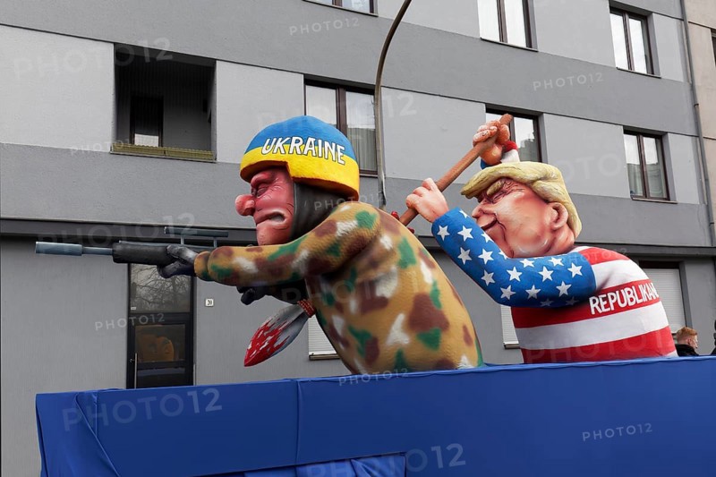 Donald Trump pierces a Ukrainian soldier with a spear, papier-mâché figure, satirical float by Jacques Tilly, Rose Monday parade Düsseldorf, North Rhine-Westphalia, Germany, Europe