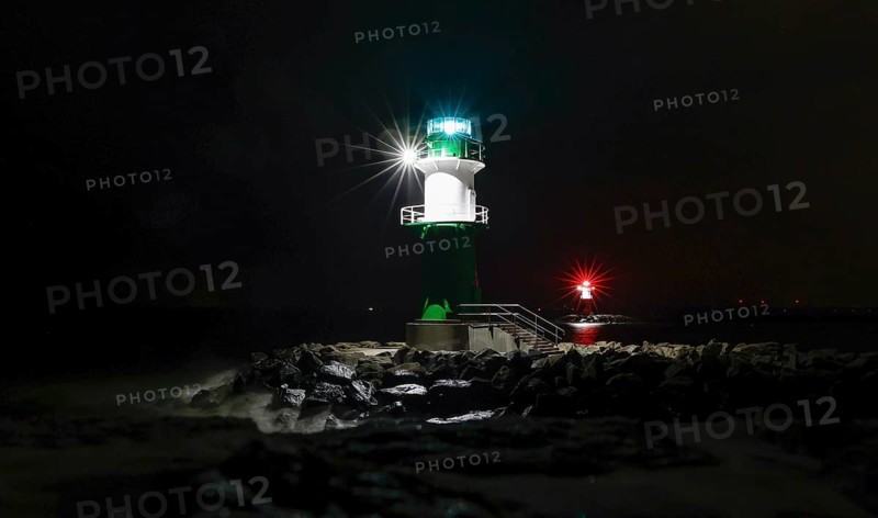 A lighthouse on the pier shows ships the way to Rostock harbour, Warnemünde, 09.02.2023