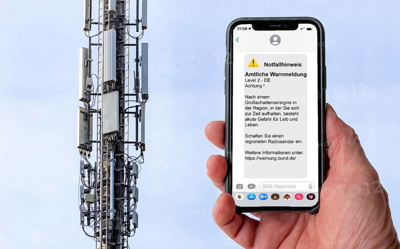 Symbolic image Cell Broadcast, warning service via mobile phone, by SMS, to all devices located in the area of radio cells, transmission masts, which may be at risk, in the event of natural disasters, major incidents, accidents, etc., sent via the network operators, in cooperation with the Federal Office of Civil Protection and Disaster Assistance, BBK