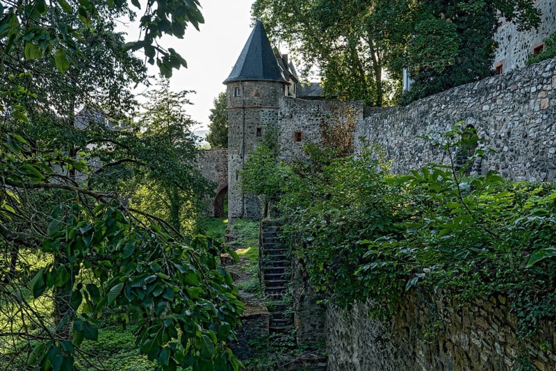 Castle gate, south gate of the medieval Friedberg castle, moat, deer moat, old town, Friedberg, Wetterau, Hesse, Germany, Europe